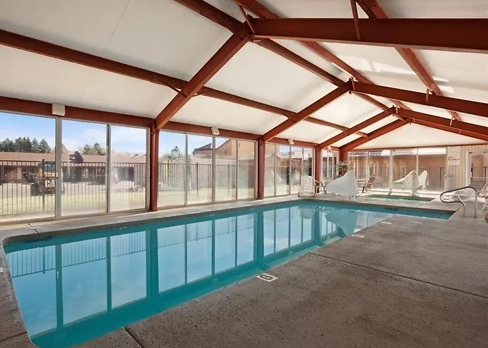 Super 8 By Wyndham Nau/downtown Conference Center