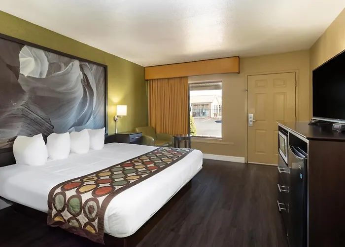 Super 8 By Wyndham Nau/downtown Conference Center Motel 2*