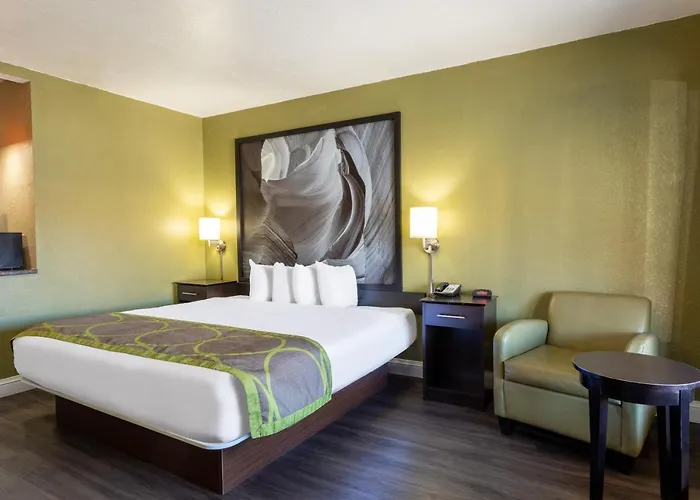 Super 8 By Wyndham Nau/downtown Conference Center 2*