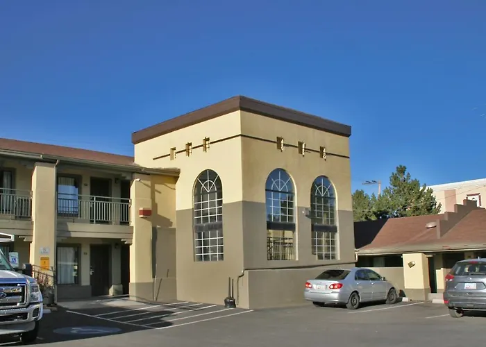 Super 8 By Wyndham Nau/downtown Conference Center Motel