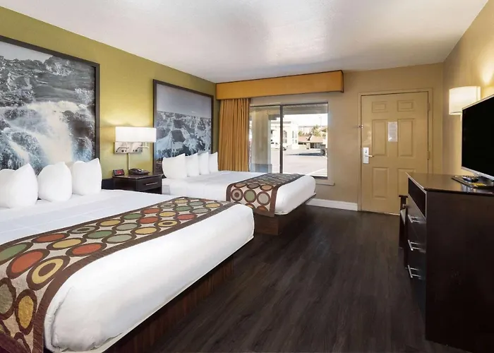 Super 8 By Wyndham Nau/downtown Conference Center Motel 2*
