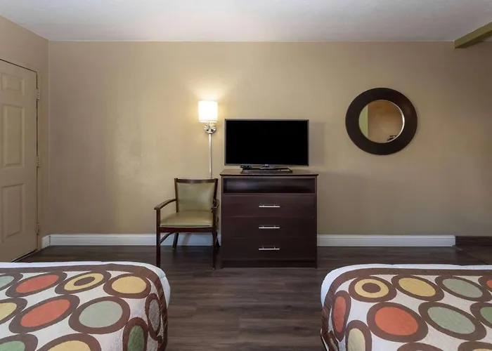 Super 8 By Wyndham Nau/downtown Conference Center Motel 2*