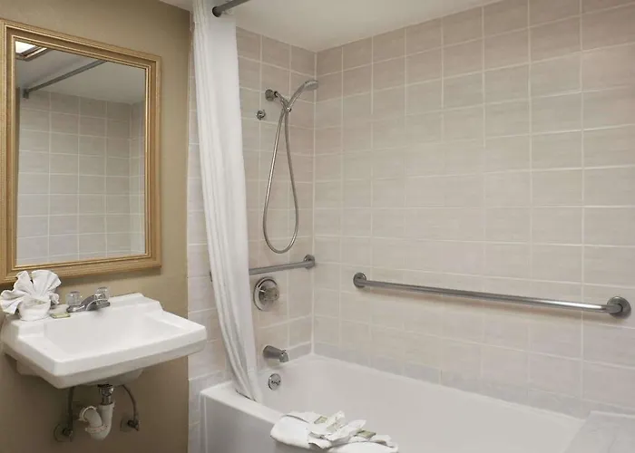 Super 8 By Wyndham Nau/downtown Conference Center Motel 2*