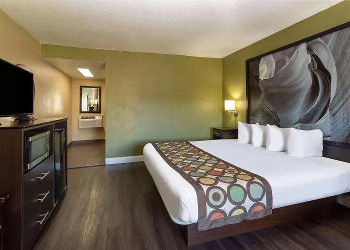 Super 8 By Wyndham Nau/downtown Conference Center Motel 2*