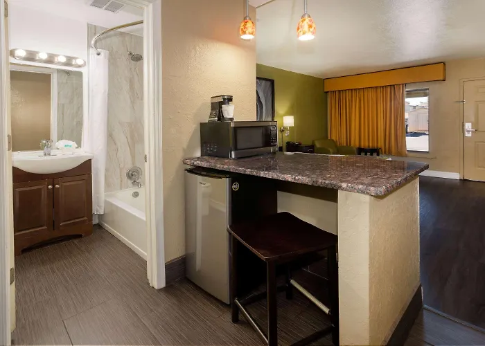 Super 8 By Wyndham Nau/downtown Conference Center Motel Flagstaff